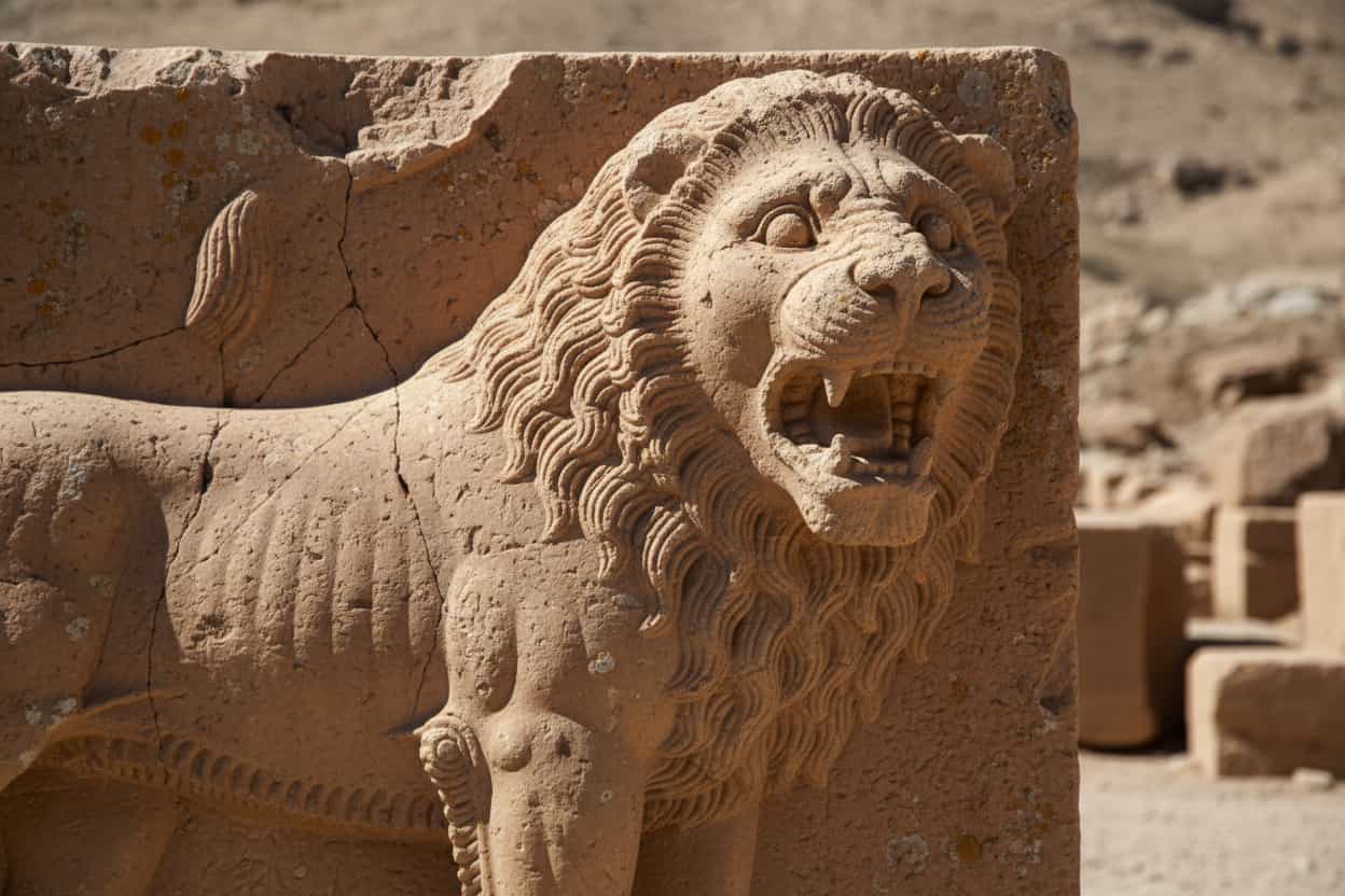 تفاوت های طراحی سنگ مزار در فرهنگ ایرانی و اسلامی