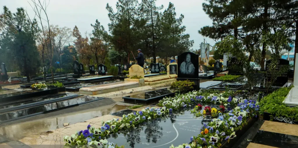 تفاوت سنگ قبر سیاه و سفید 