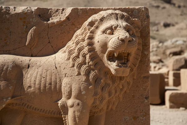 تفاوت های طراحی سنگ مزار در فرهنگ ایرانی و اسلامی