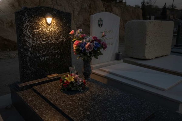 انتخاب قاب عکس مناسب و چراغ برای سنگ مزار