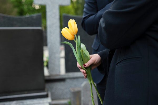 نگهداری از سنگ قبر در زمستان: جلوگیری از ترک خوردن بر اثر یخ‌زدگی