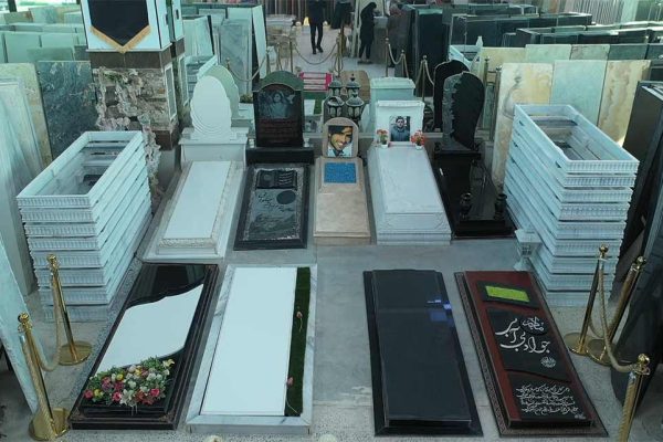 سنگ مزار یک‌ تکه یا چند تکه؟ بررسی تفاوت‌ها از نظر نصب، حمل و دوام